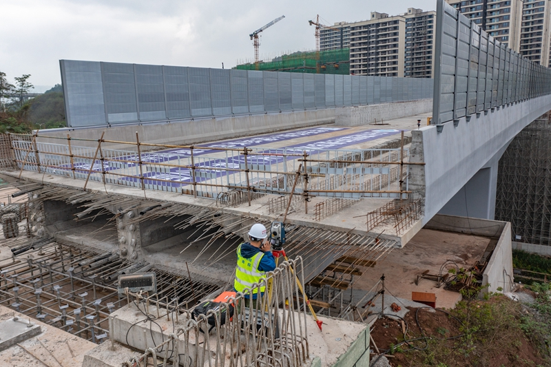 重庆:总重1.4万余吨公路双桥完成上跨成渝铁路转体施工