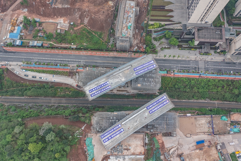 重庆:总重1.4万余吨公路双桥完成上跨成渝铁路转体施工