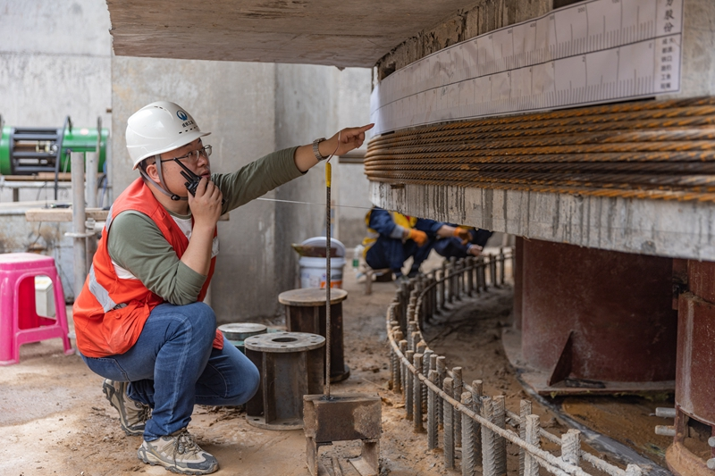 重庆:总重1.4万余吨公路双桥完成上跨成渝铁路转体施工