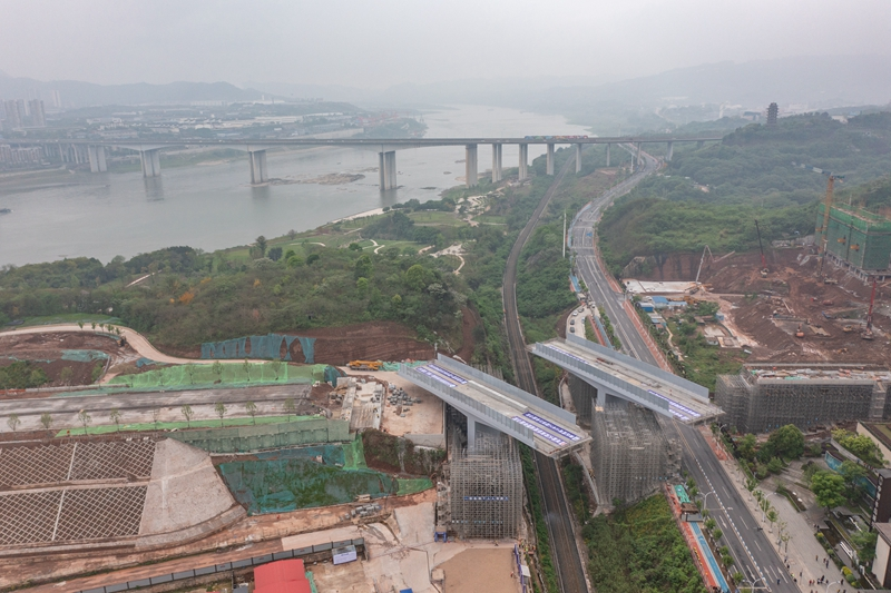 重庆:总重1.4万余吨公路双桥完成上跨成渝铁路转体施工