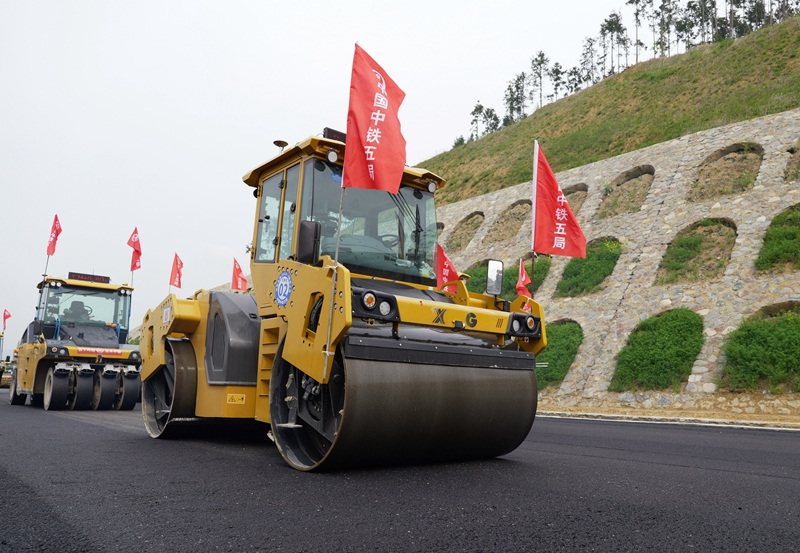 沿大别山高速公路无人摊铺路面试验段成功