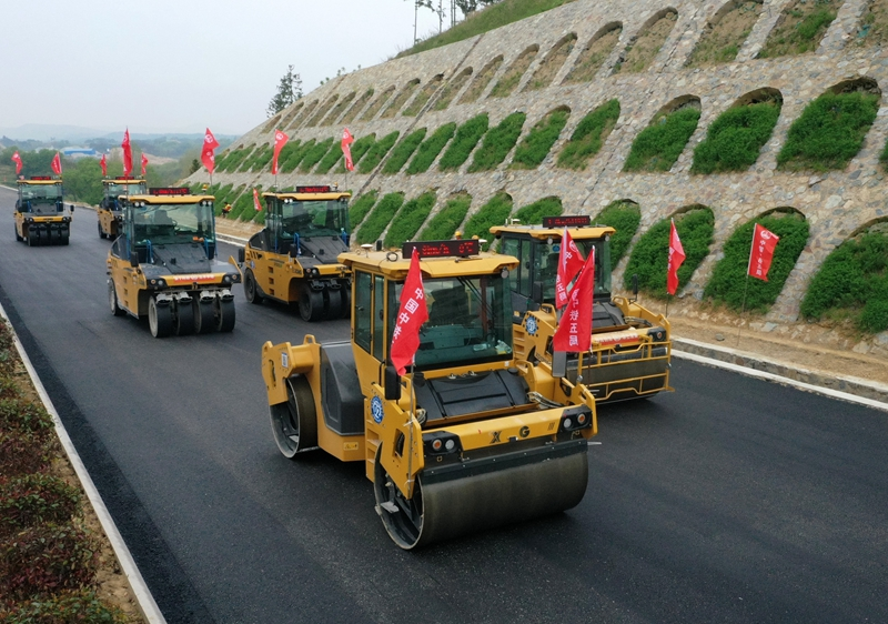 沿大别山高速公路无人摊铺路面试验段成功