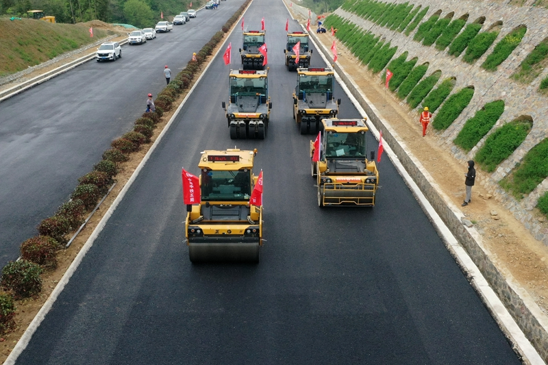 沿大别山高速公路无人摊铺路面试验段成功