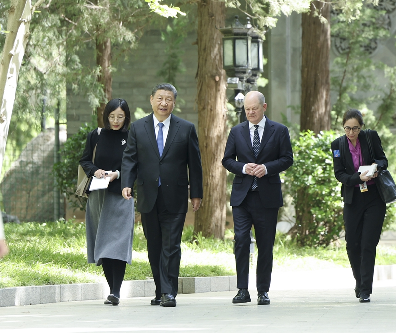 4月16日，习近平会见德国总理朔尔茨