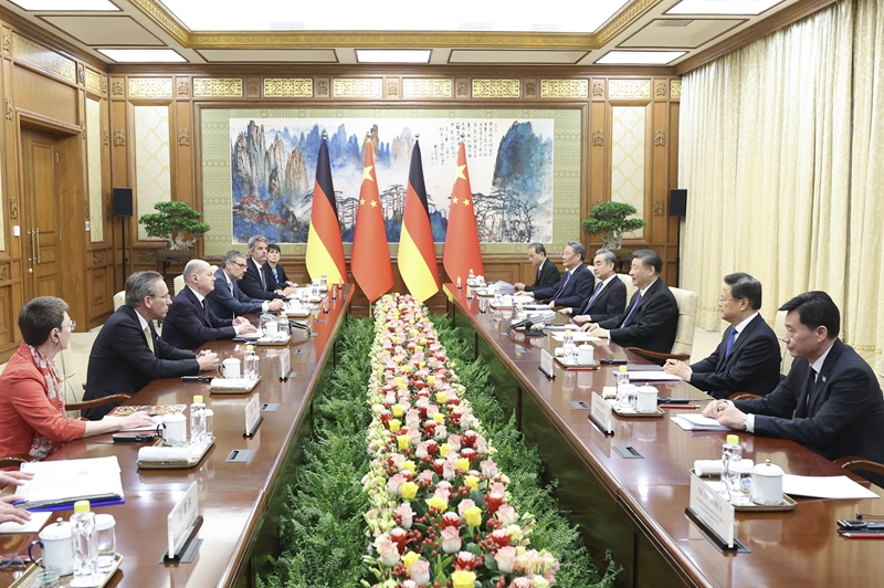 4月16日，习近平会见德国总理朔尔茨