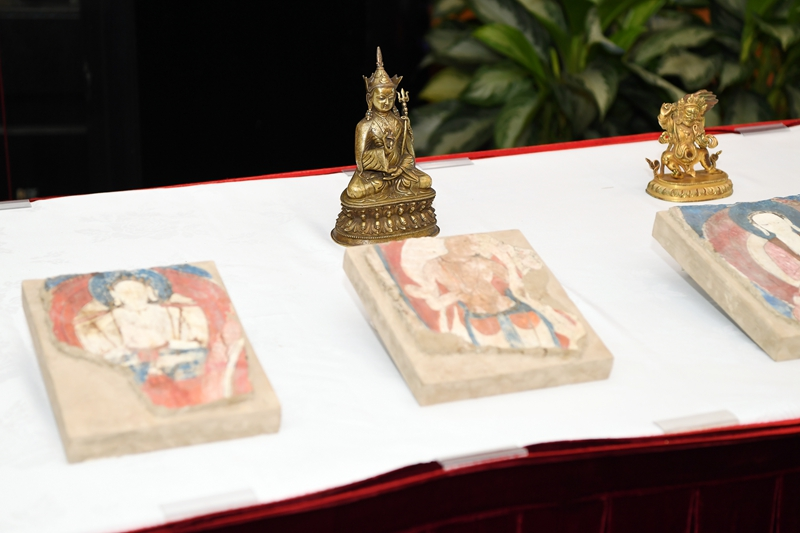 中方在纽约接收美方返还的38件中国流失文物艺术品