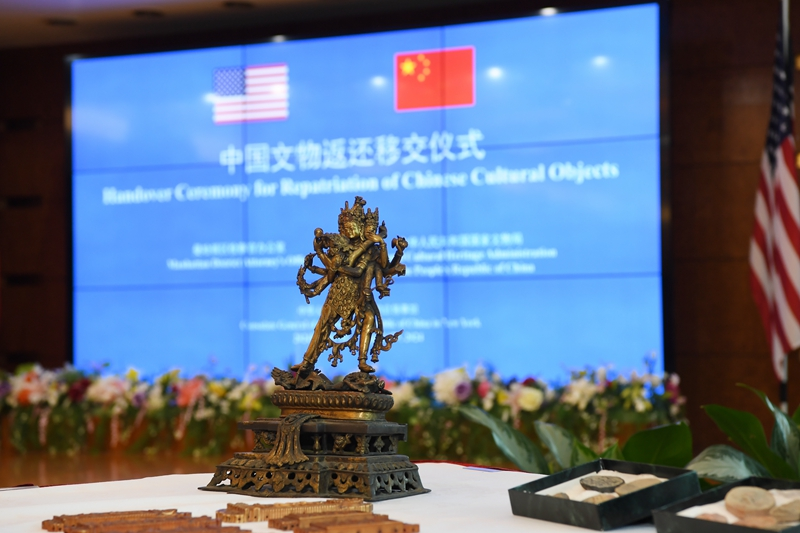 中方在纽约接收美方返还的38件中国流失文物艺术品