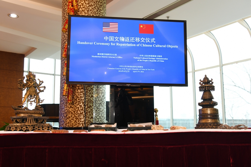 中方在纽约接收美方返还的38件中国流失文物艺术品