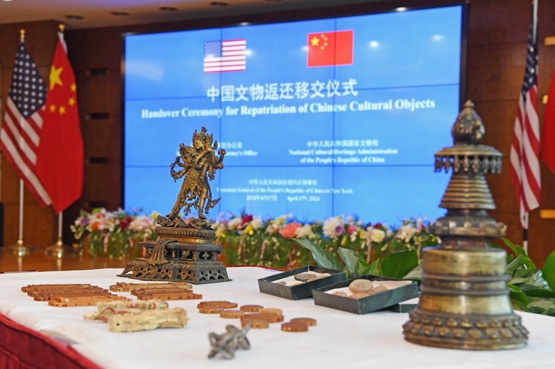 中方在纽约接收美方返还的38件中国流失文物艺术品