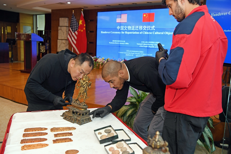 中方在纽约接收美方返还的38件中国流失文物艺术品