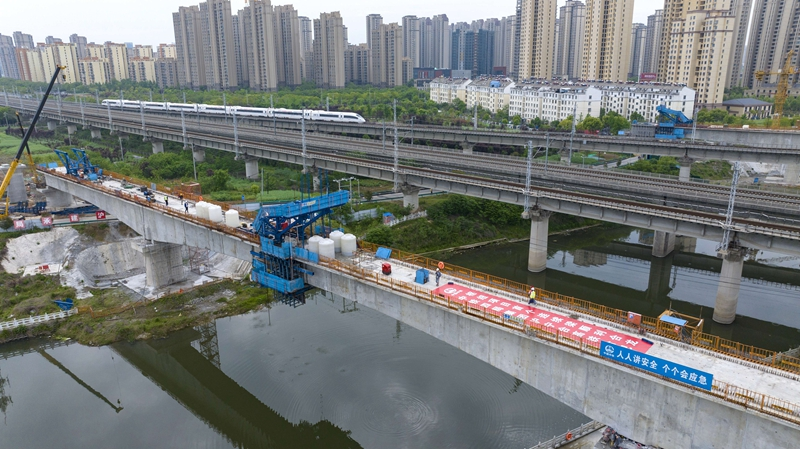 新建沪宁合高铁引入合肥枢纽工程首个连续梁合龙