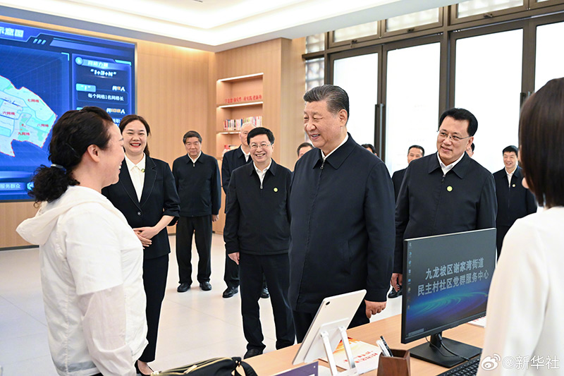 习近平深入社区了解基层减负情况