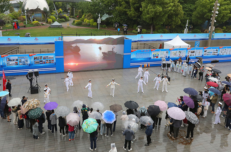 海军成立纪念日舰艇开放活动在上海举行