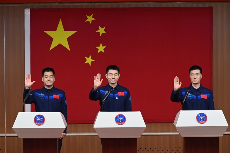 神舟十八号载人飞行任务航天员与记者见面