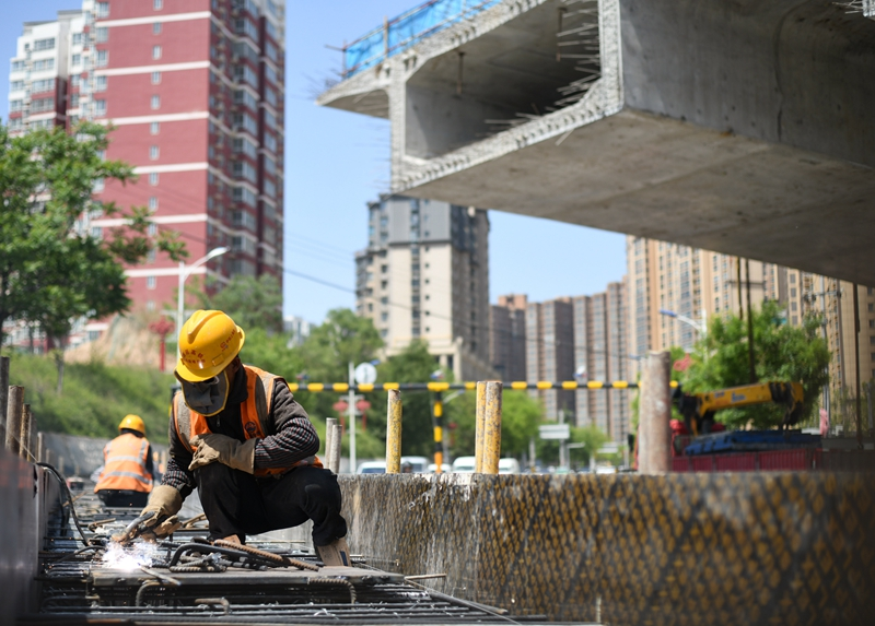 西延高铁沮河特大桥跨沮河连续梁合龙