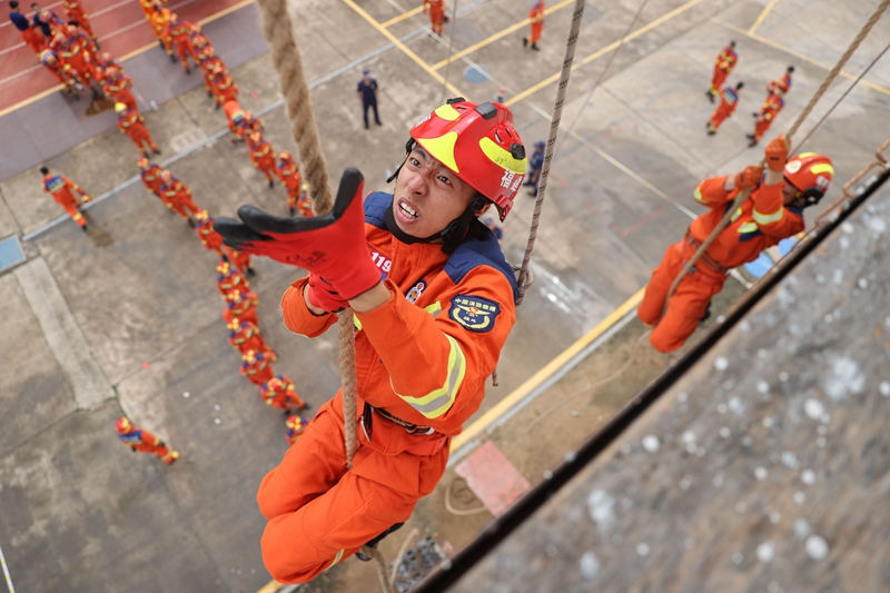 福建厦门：比拼消防业务技能 提升应急救援水平