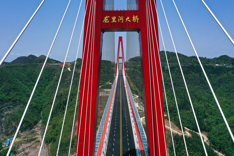 贵州龙里河大桥建成通车