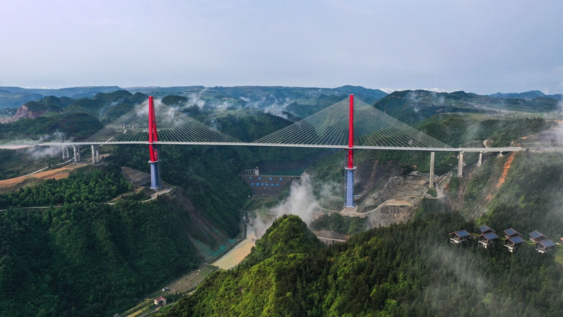 贵州龙里河大桥建成通车