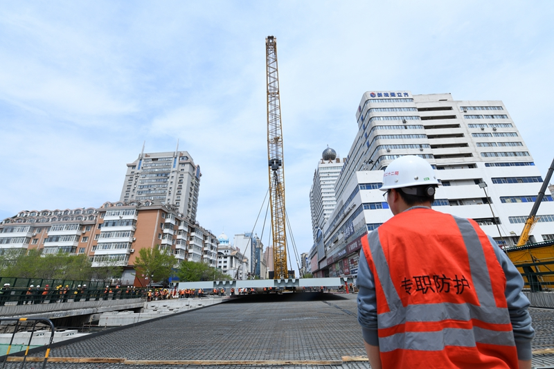 哈尔滨市西大桥218.4吨钢梁完成更换