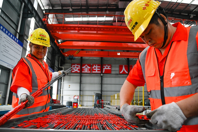 成渝中线高铁全线首件轨道板预制成功