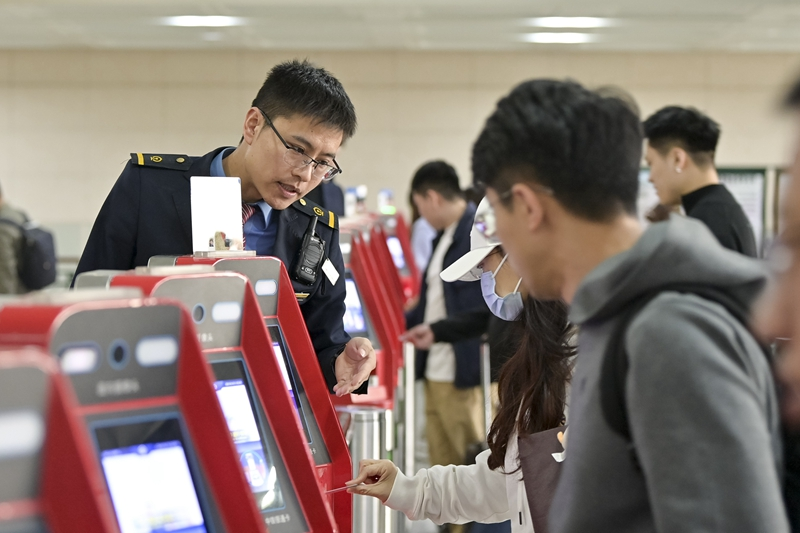 铁路迎来“五一”假期客流高峰