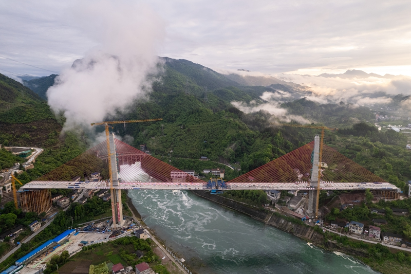 湖南：桑龙高速控制性工程帅乡特大桥合龙