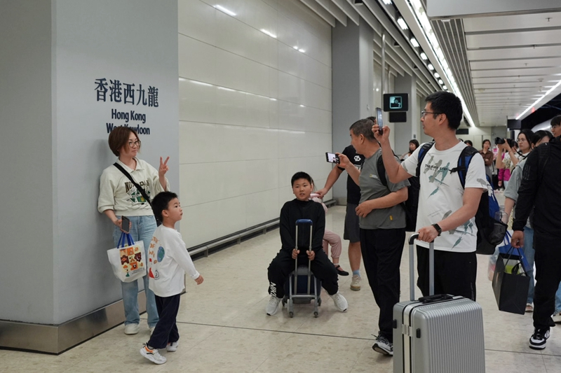 “五一”假期首日 香港迎来大批内地旅客