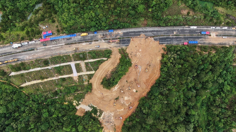 广东梅大高速茶阳路段塌方灾害：救援处置工作仍在紧张进行