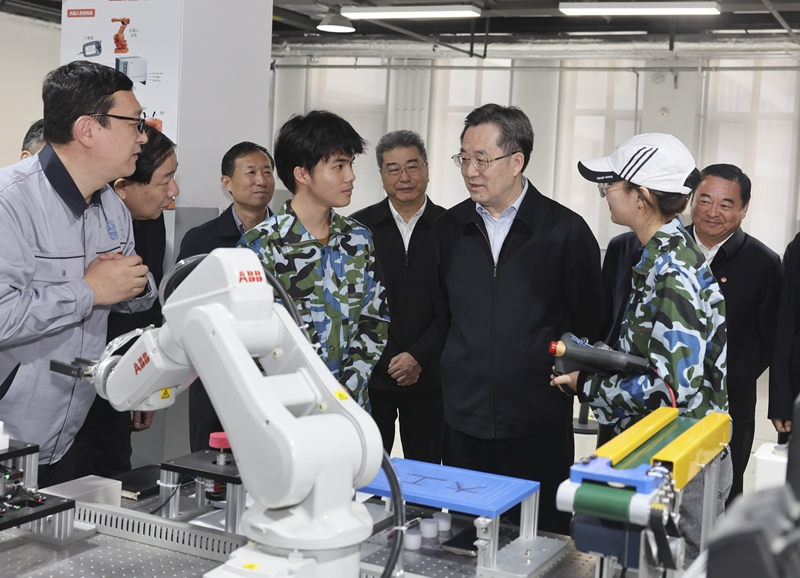 丁薛祥在辽宁调研并主持召开座谈会时强调：强化科技创新和产业创新深度融合 积极培育和发展新质生产力