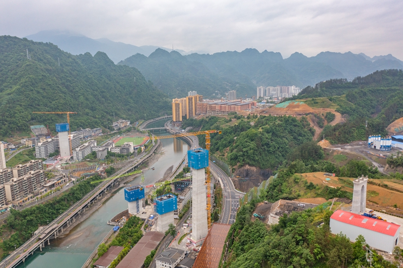 西渝高铁建设高效推进