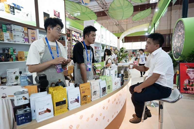坚持把发展特色优势产业作为主攻方向——落实新时代推动西部大开发座谈会精神系列综述之一