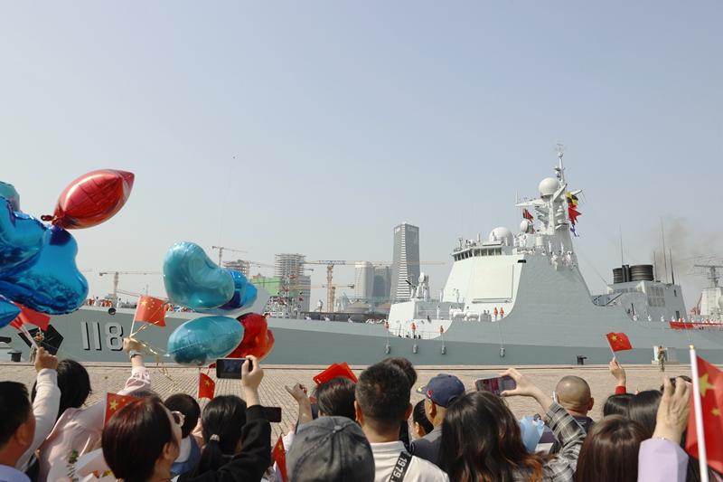 中国海军第45批护航编队完成任务返回青岛