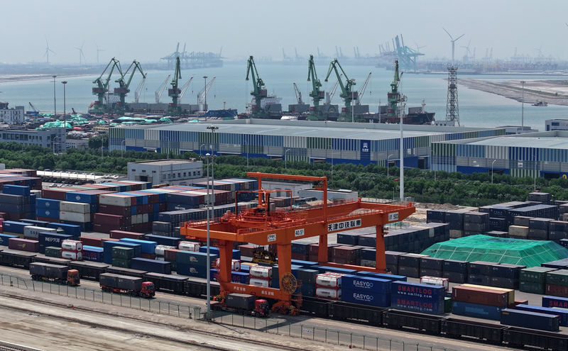 天津港：发挥枢纽优势 打造海铁联运“快速路”