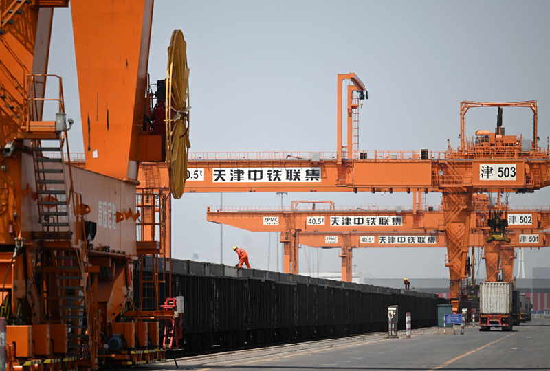 天津港：发挥枢纽优势 打造海铁联运“快速路”