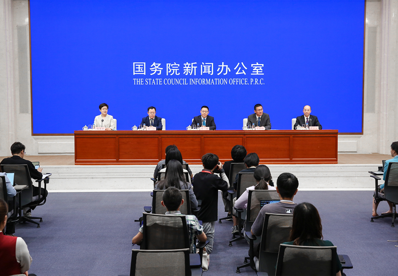 国新办举行国务院政策例行吹风会 介绍在全国全面实施三大粮食作物完全成本保险和种植收入保险政策有关情况