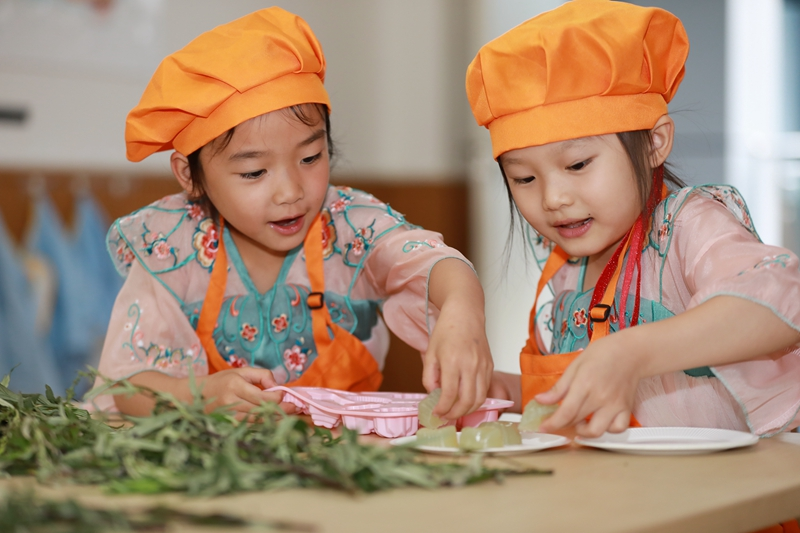 近日，多彩活动迎端午