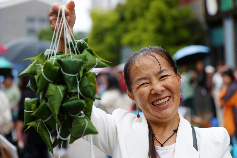近日，多彩活动迎端午