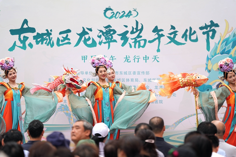 北京：龙潭湖上赛龙舟 多彩民俗迎端午