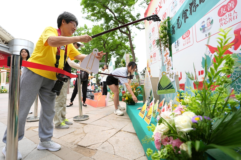 北京：龙潭湖上赛龙舟 多彩民俗迎端午
