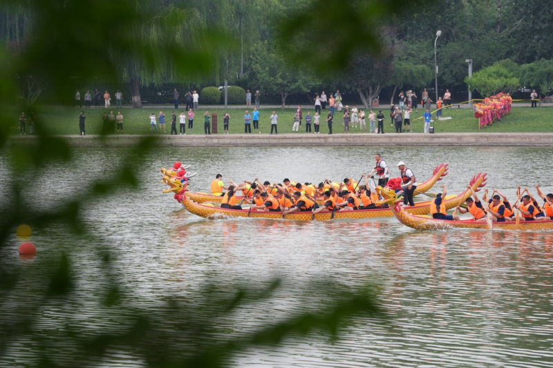 北京：龙潭湖上赛龙舟 多彩民俗迎端午