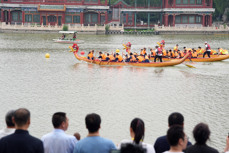 北京：龙潭湖上赛龙舟 多彩民俗迎端午