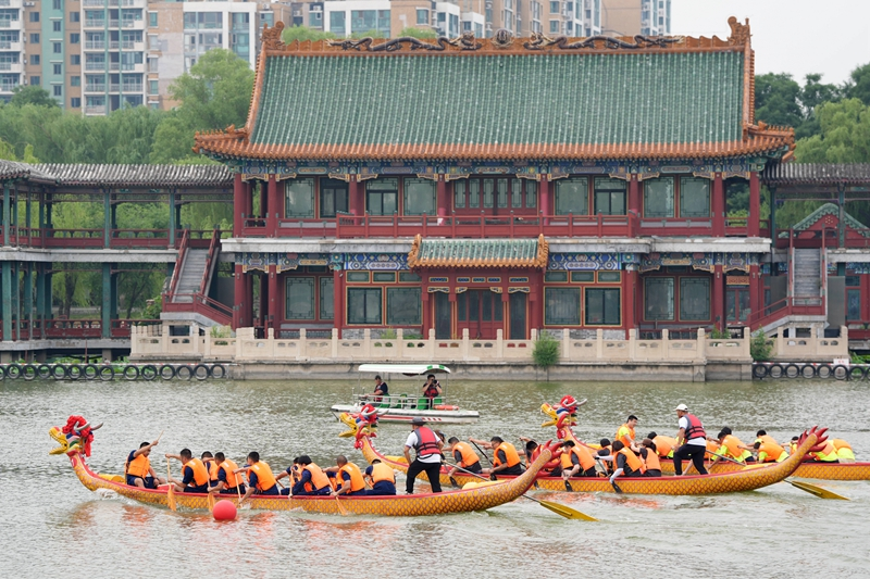 北京：龙潭湖上赛龙舟 多彩民俗迎端午