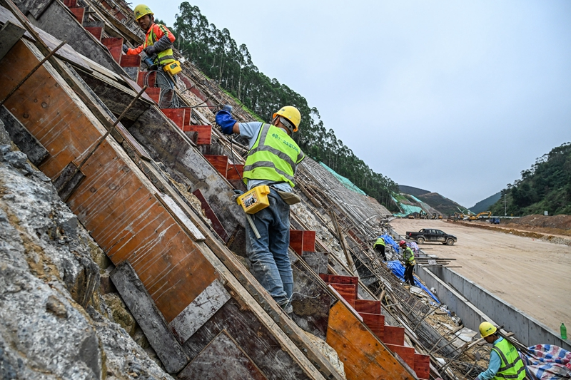 广东改造山岭重丘区高速公路
