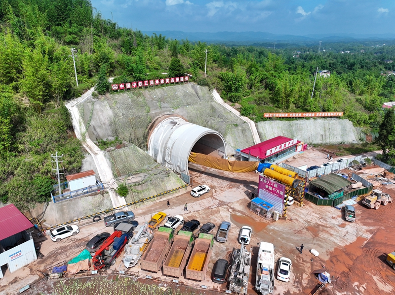 成渝中线高铁建设有序推进