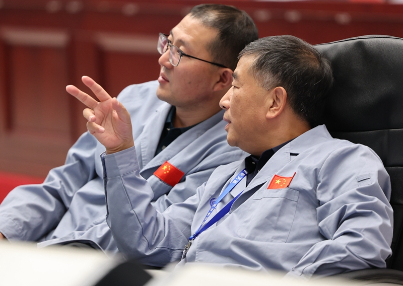嫦娥六号完成月球轨道交会对接与在轨样品转移