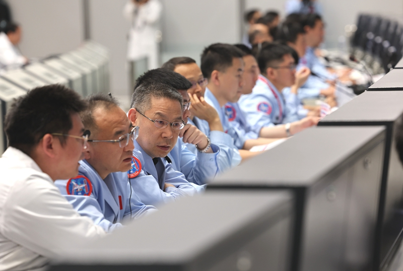 嫦娥六号完成月球轨道交会对接与在轨样品转移