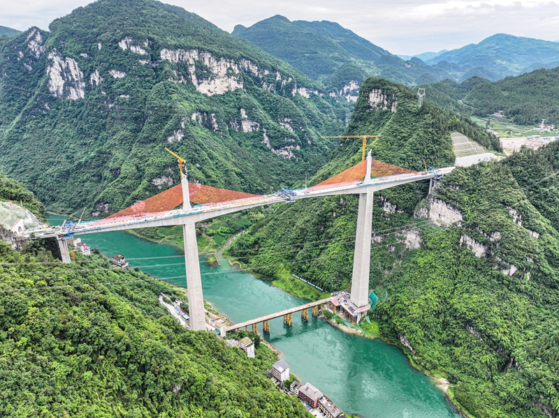 渝湘复线高速磨寨乌江特大桥全桥即将合龙
