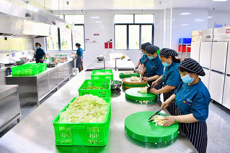 福建武夷山：安置点为暴雨中的群众撑起临时的家