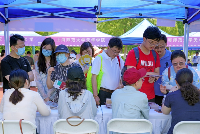 6月16日，上海举行高校招生志愿填报现场咨询会