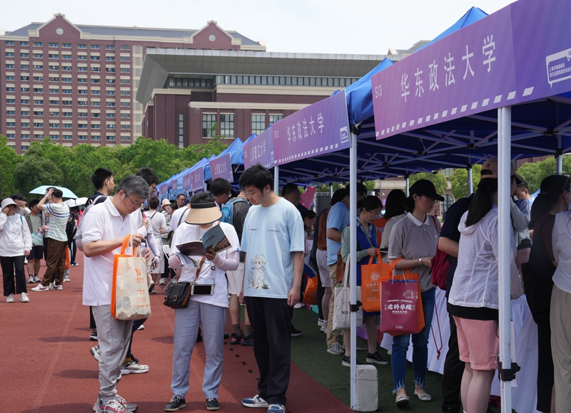 6月16日，上海举行高校招生志愿填报现场咨询会